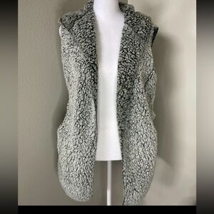 Love tree hooded vest faux fur, Small